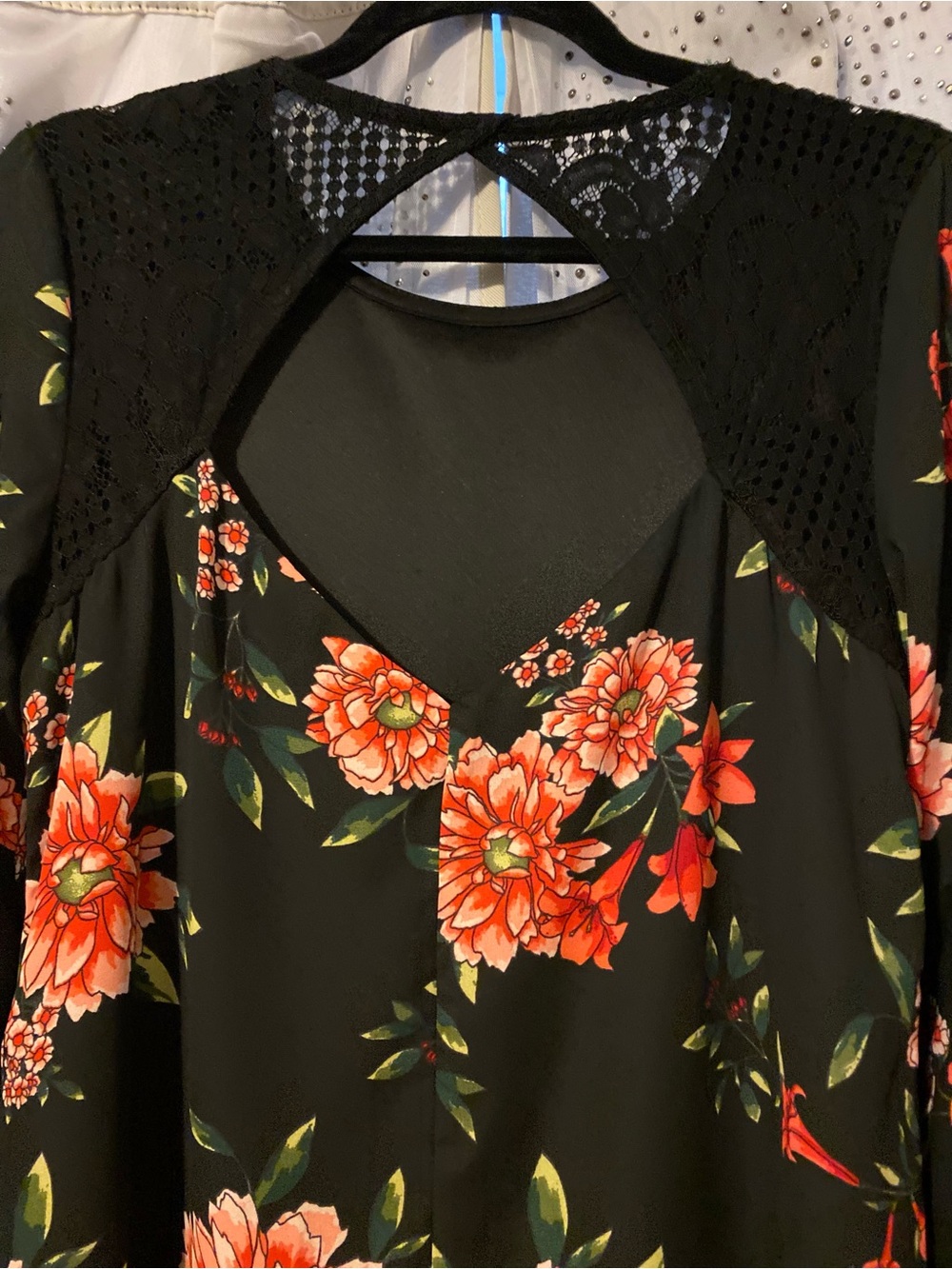MI AMI FRANCESCA’S NWT SIZE XS BLACK WITH FLORAL PRINT & OPEN TOP BACK OF DRESS - Picture 3 of 4